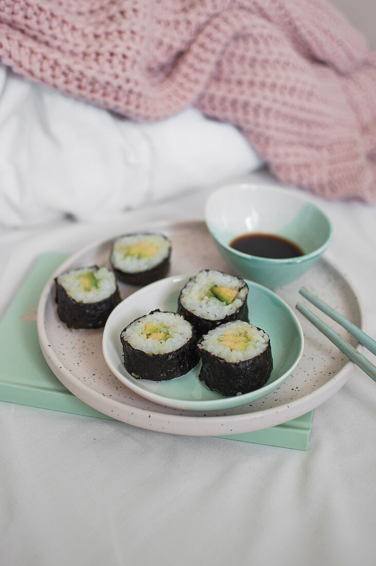 Hausgemachte vegane Sushi mit Avocado