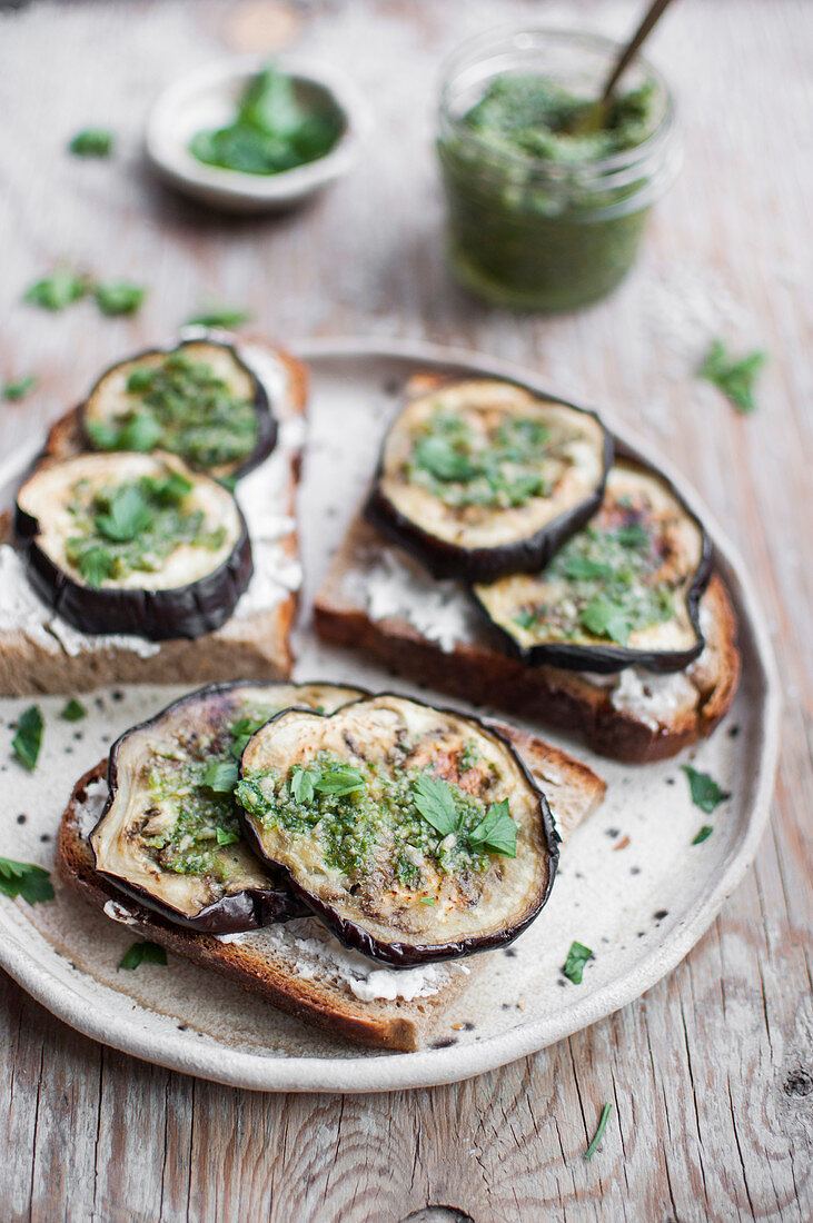 Toast mit Ziegenfrischkäse, gebratenen Auberginen und Pesto