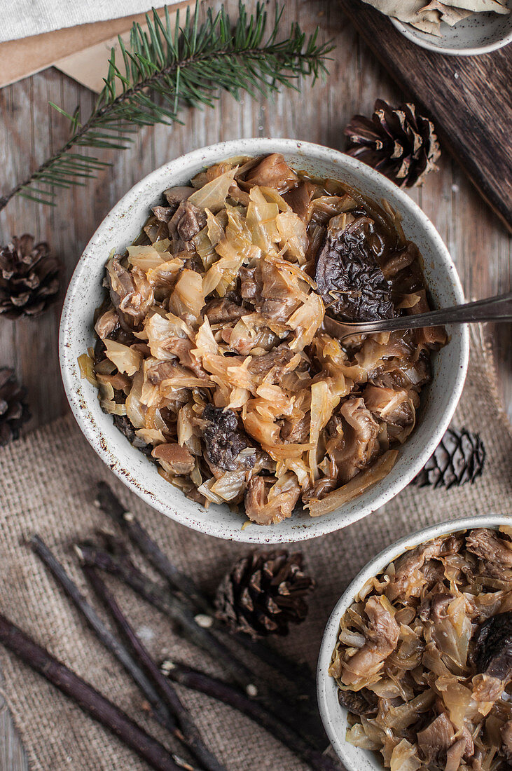 Veganer Bigos (Sauerkrauteintopf, Polen) mit Pilzen