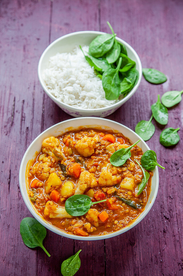Blumenkohl-Linsen-Curry mit Tamarinden, Reis und Babyspinat