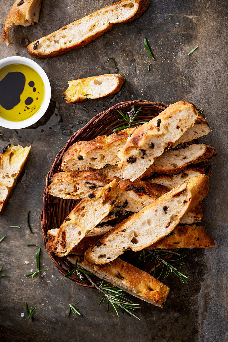 Foccacia mit Oliven, in Stücke geschnitten