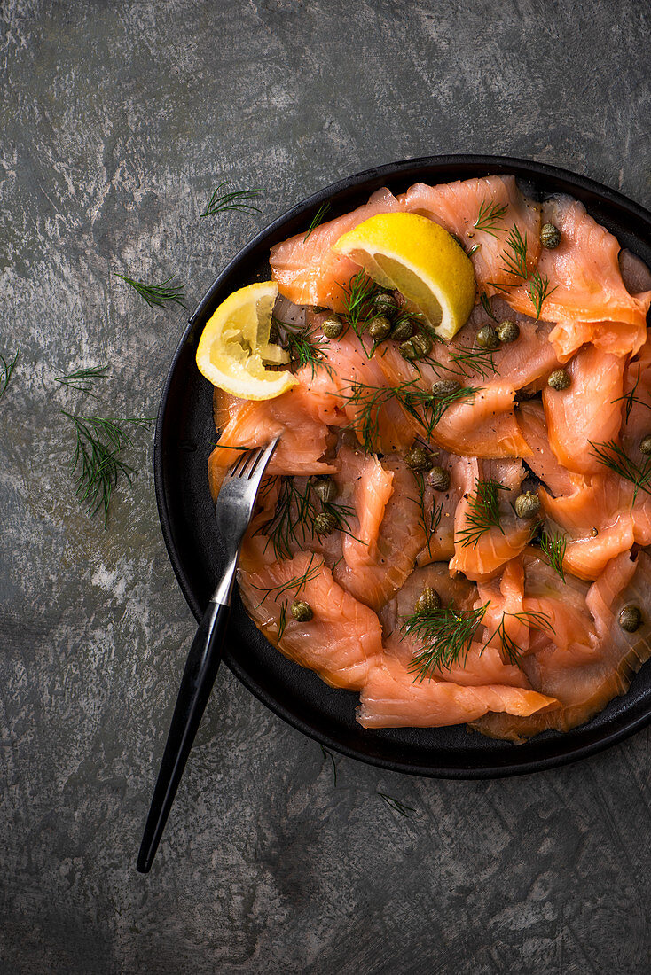 Räucherlachs mit Kapern, Zitronensaft und Dill