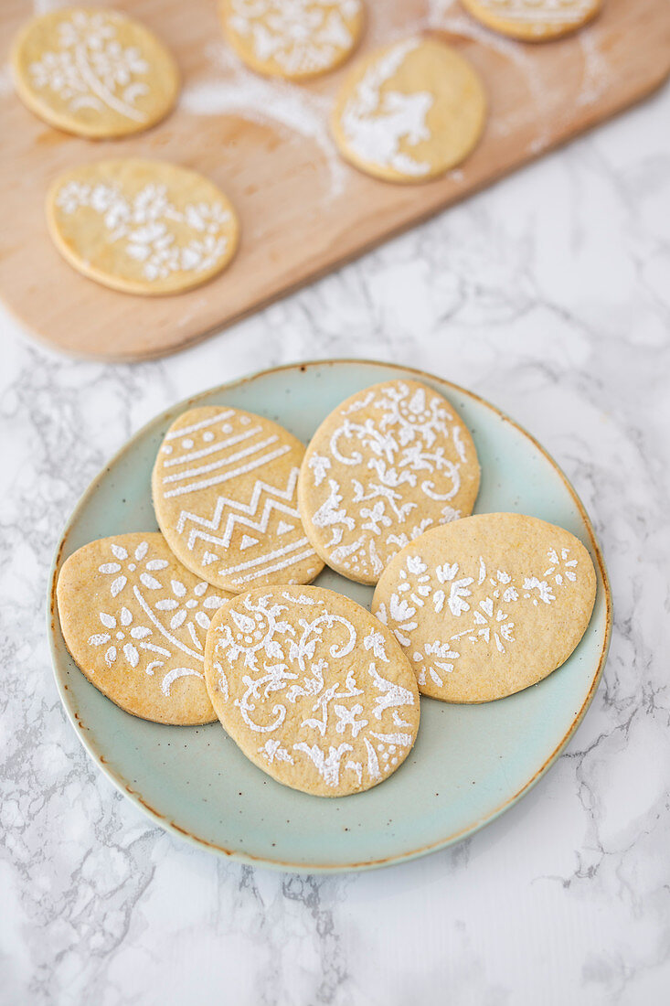 Vanilla and spelt biscuits with icing sugar for Easter