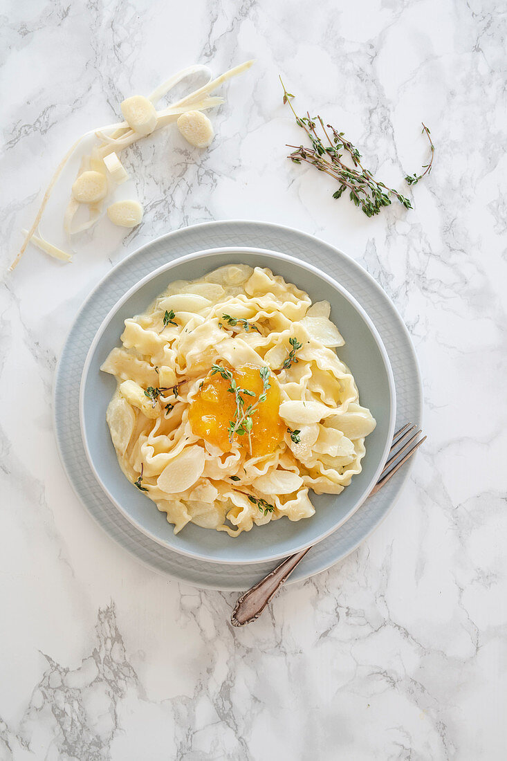 Pasta mit Spargel, Thymian, Knoblauch und Birnenchutney