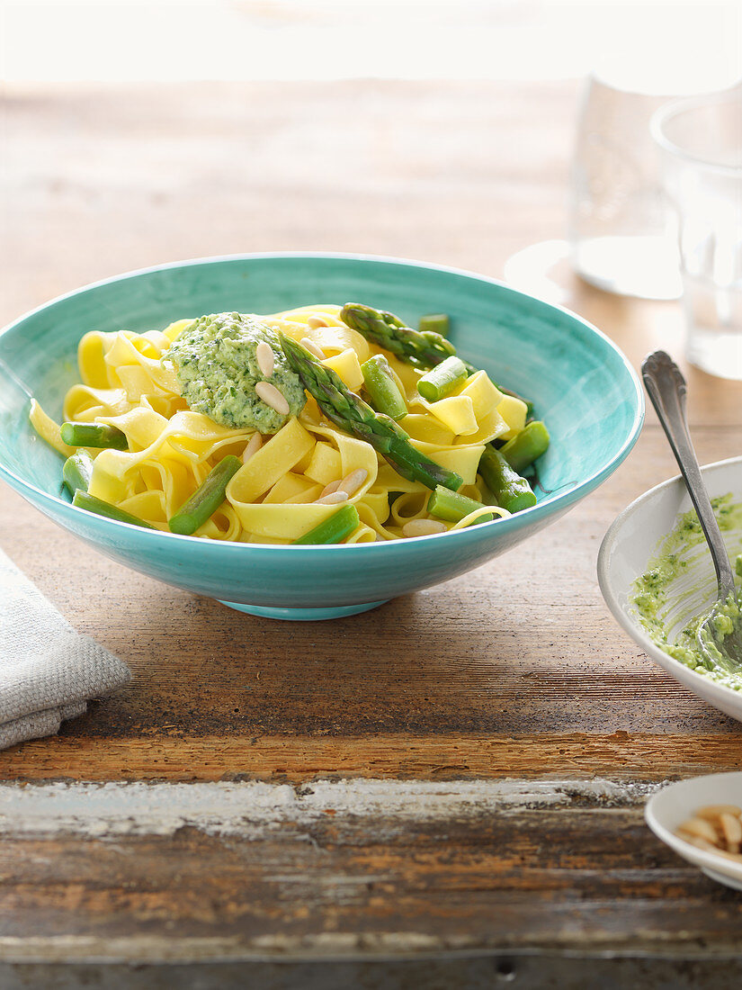 Pasta with asparagus and goat's cheese pesto