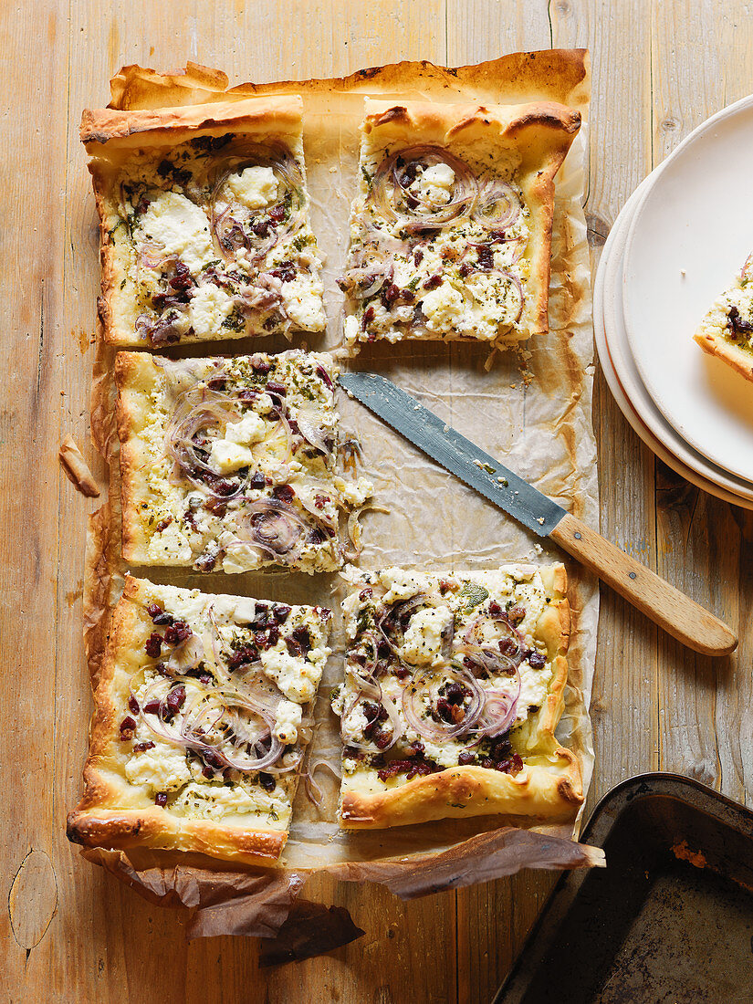 Pizza with goat's cheese and onions