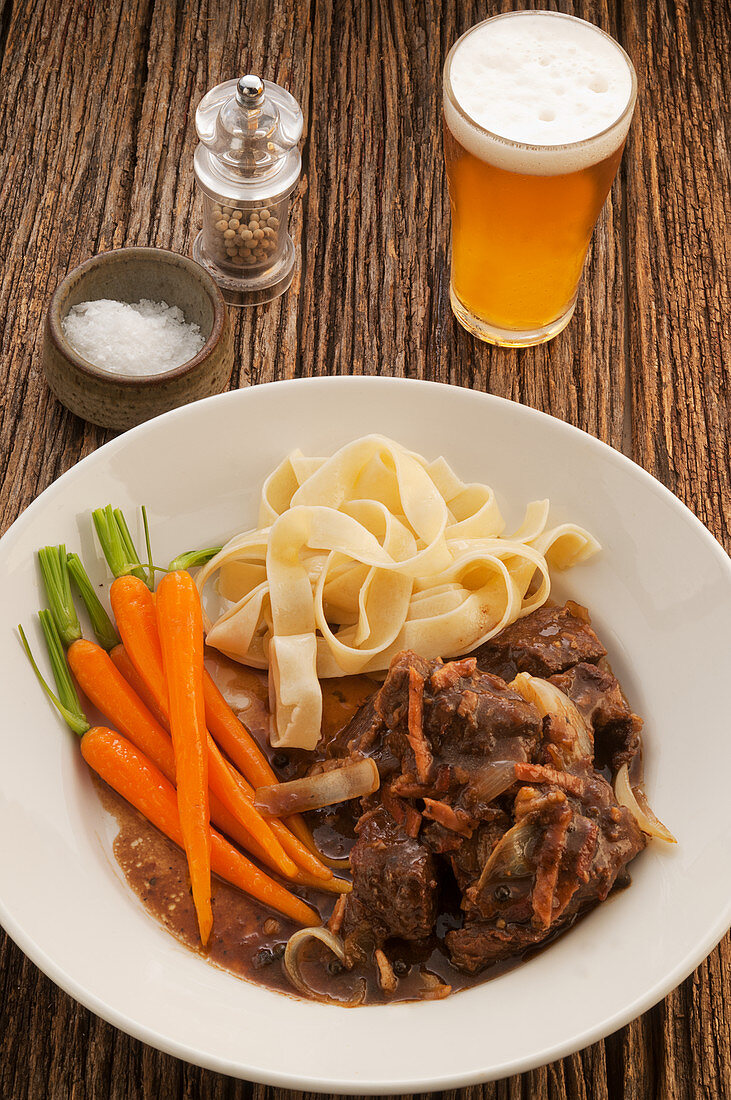 Rindfleisch, in australischem Ale gekocht, mit Möhren und Bandnudeln