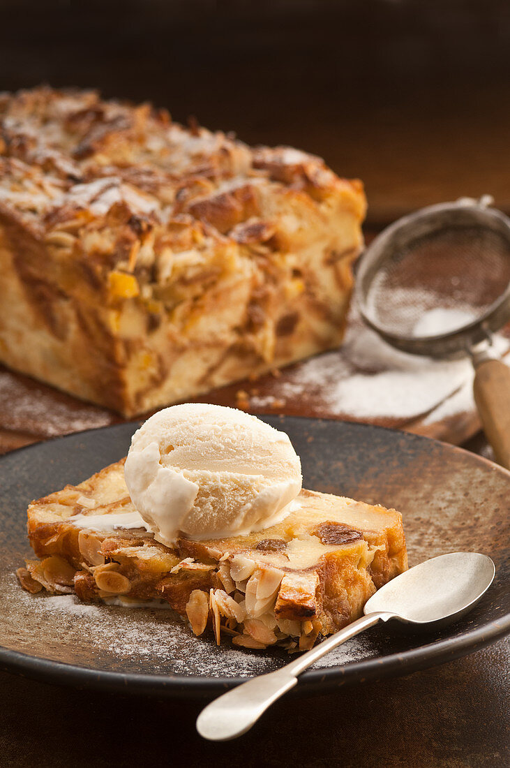 Bread And Butter Pudding mit Vanilleeis