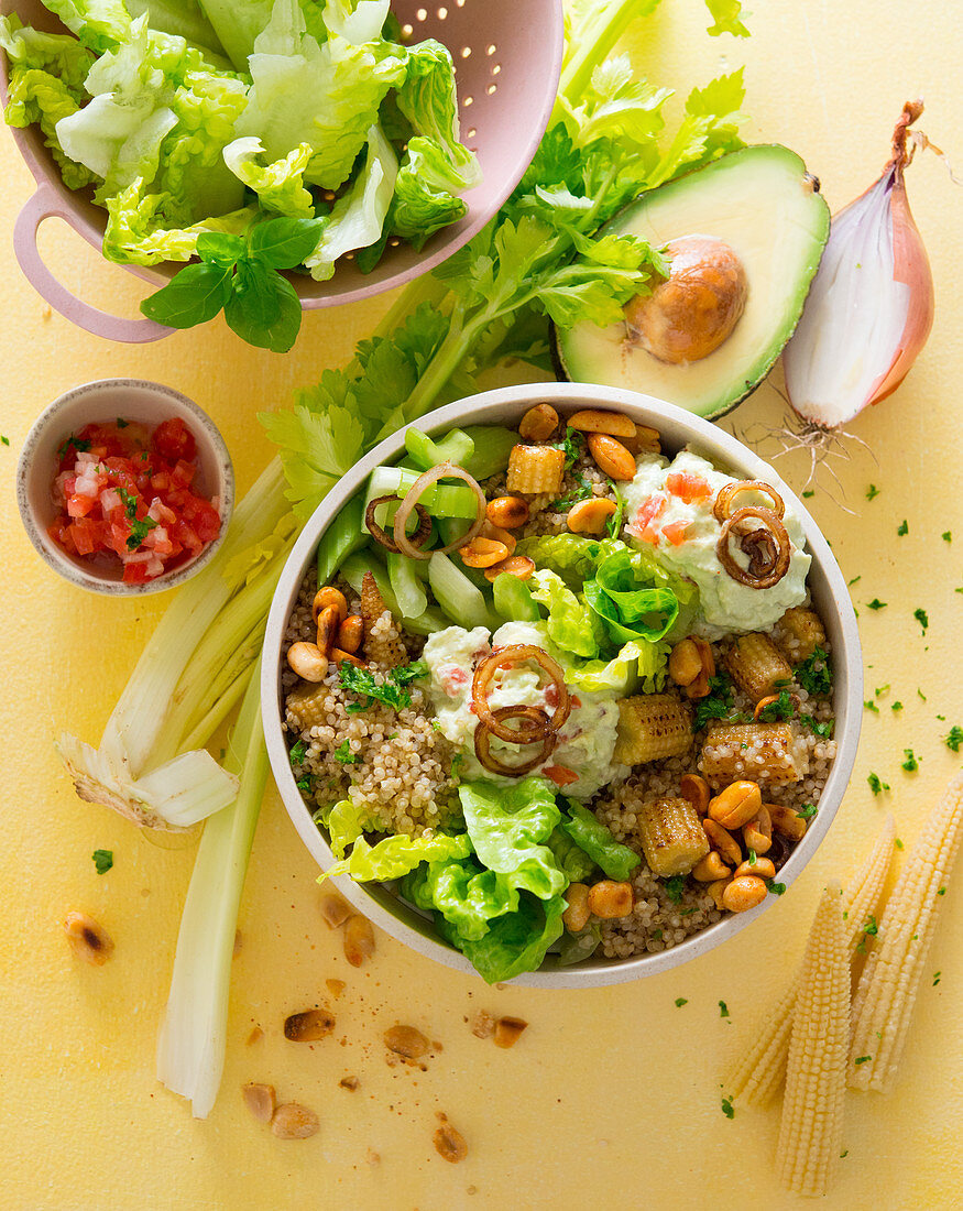 Hirse-Bowl mit Mais, Romanasalat, Erdnüssen und Guacamole