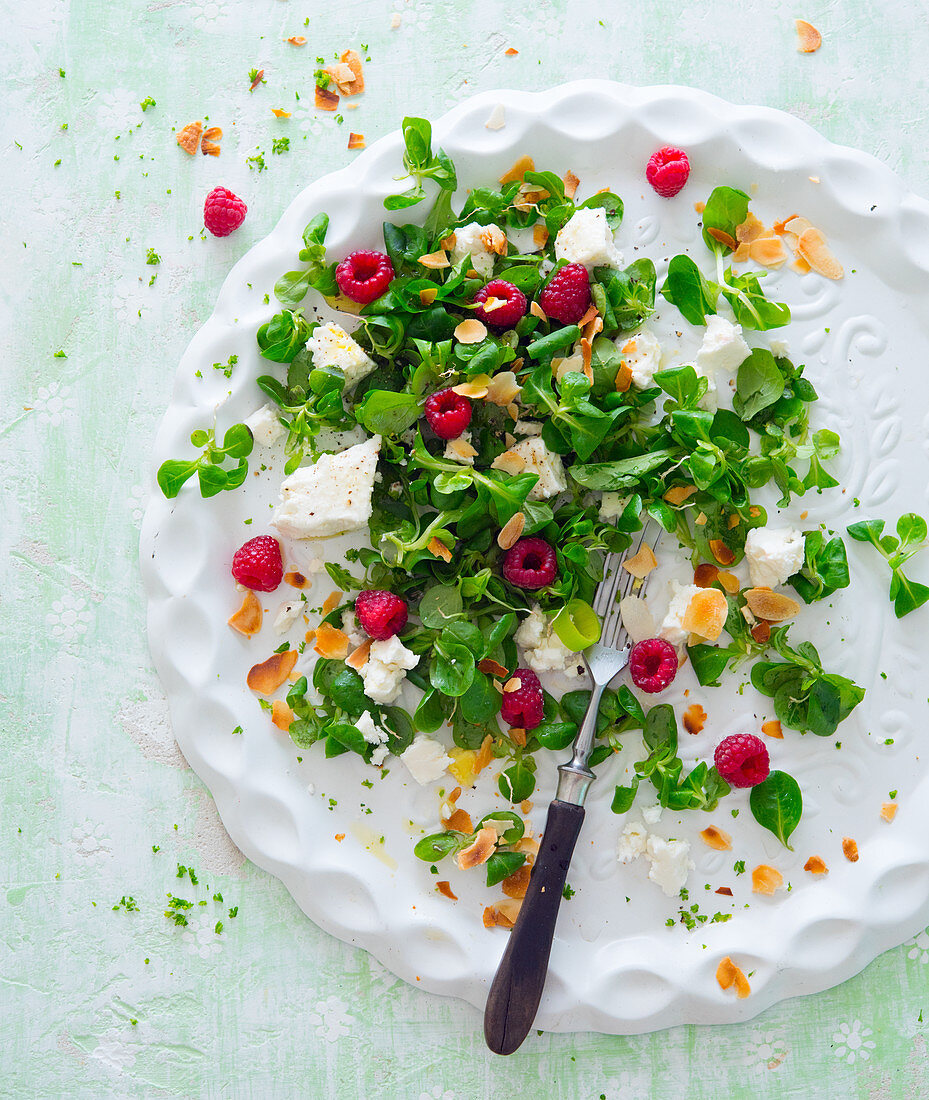 Feldsalat mit Himbeeren, Feta und gerösteten Mandelblättchen