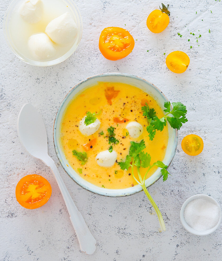 Gelbe Tomatensuppe mit Mozzarella