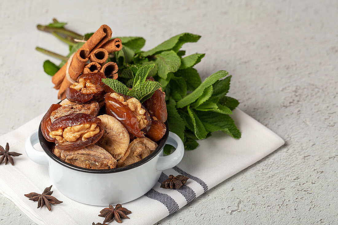 Datteln mit Walnüssen und getrockneten Feigen, Minze und Zimt (muslimischer Halal-Snack für Ramadan)