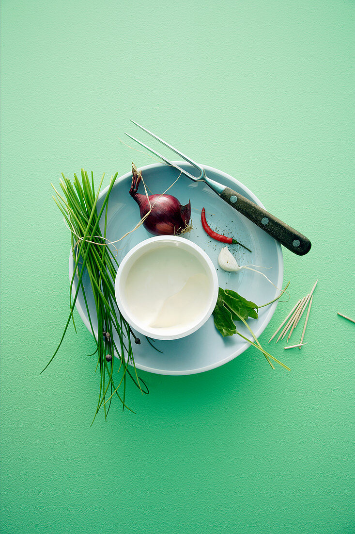 Zutaten für Kräuterdip: Schnittlauch, Schmand, Zwiebel, Chilischote, Knoblauch