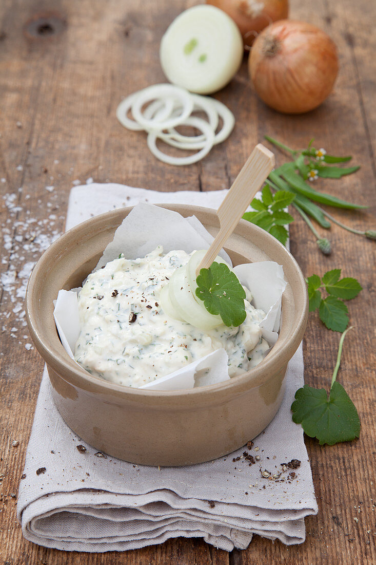 Wildkräuter-Obatzda (Käse-Butter-Aufstrich)