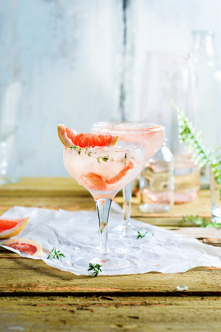 Gin Fizz mit rosa Grapefruit und Majoran