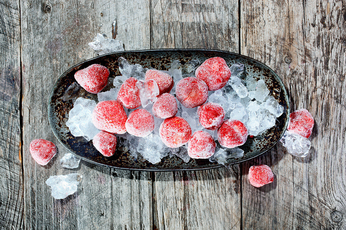 Gefrorene Erdbeeren mit Eiswürfeln