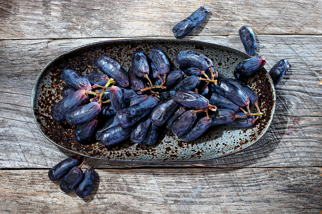 Red grapes in a ceramic bowl