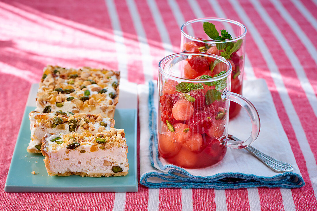 Nougat-Eis und Erdbeer-Wassermelonen-Salat mit Minze