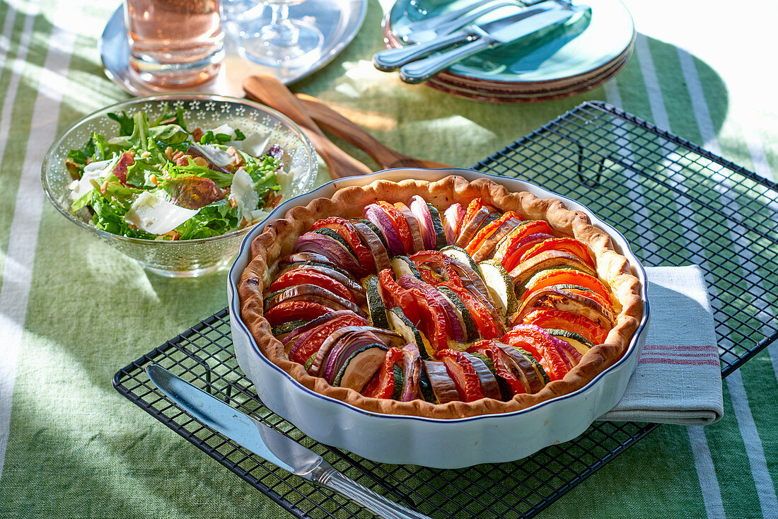 Gemüsekuchen und Grüner Salat mit jungen Meerrettichblättern und Parmesan