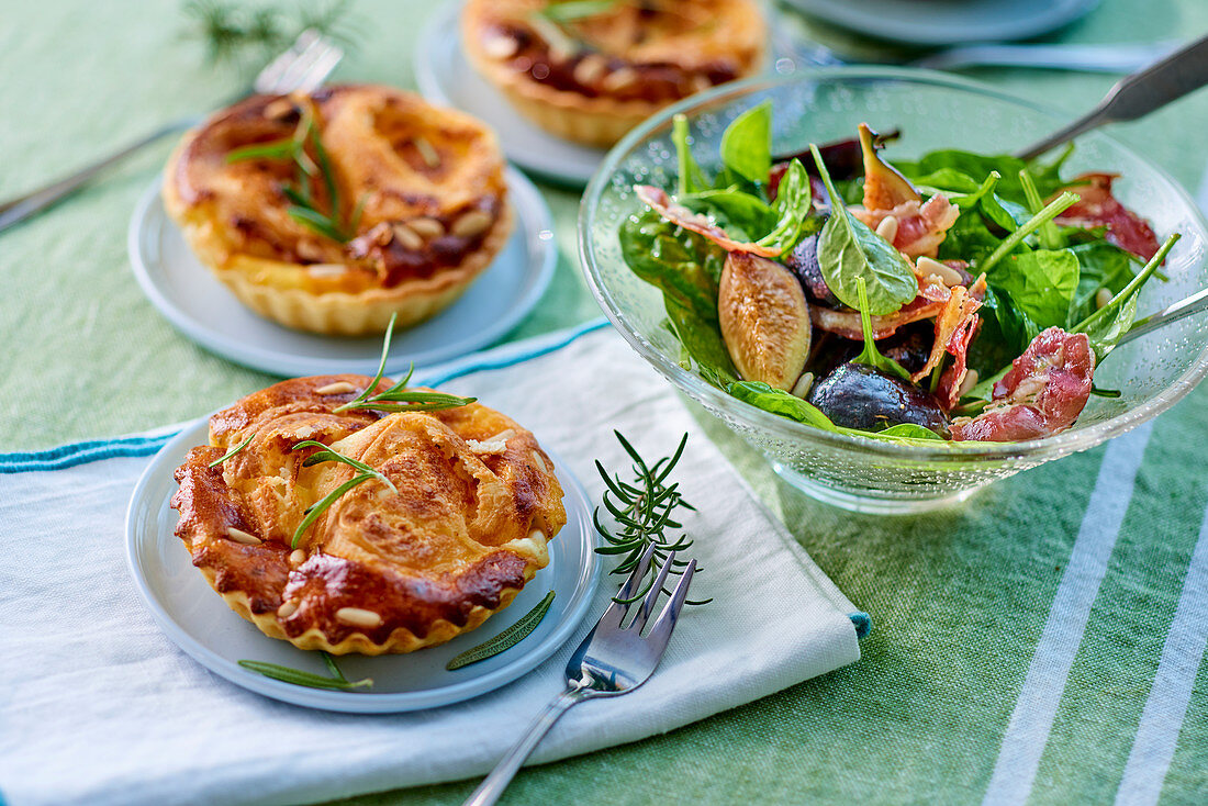 Goat's cheese and honey tartlets, and spinach salad with figs and bacon