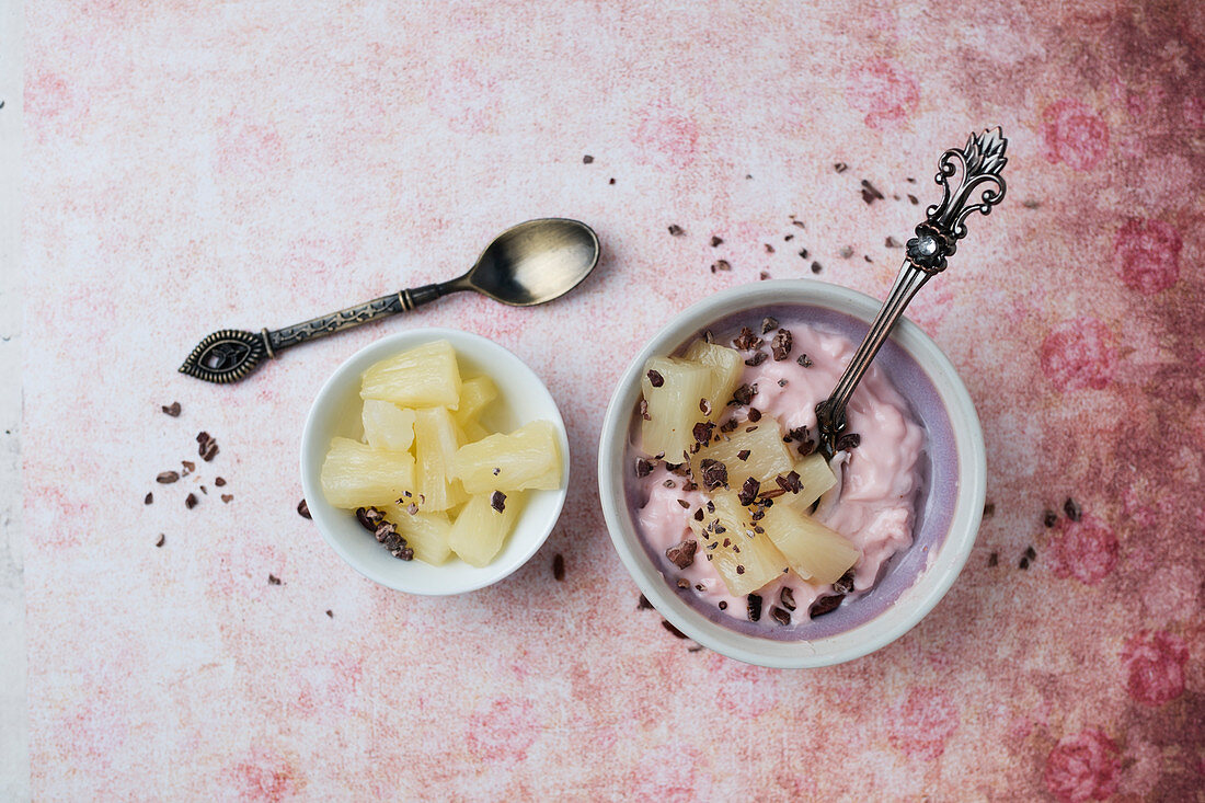 Himbeerdessert mit Ananasstücken und Kakaonibs