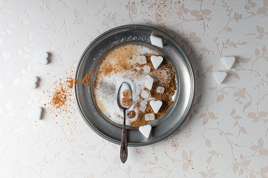 Verschiedene Zuckersorten (Vollrohr, Rohzucker, Kokosblütenzucker, Haushaltszucker, Zuckerwürfel, Kandiszucker)