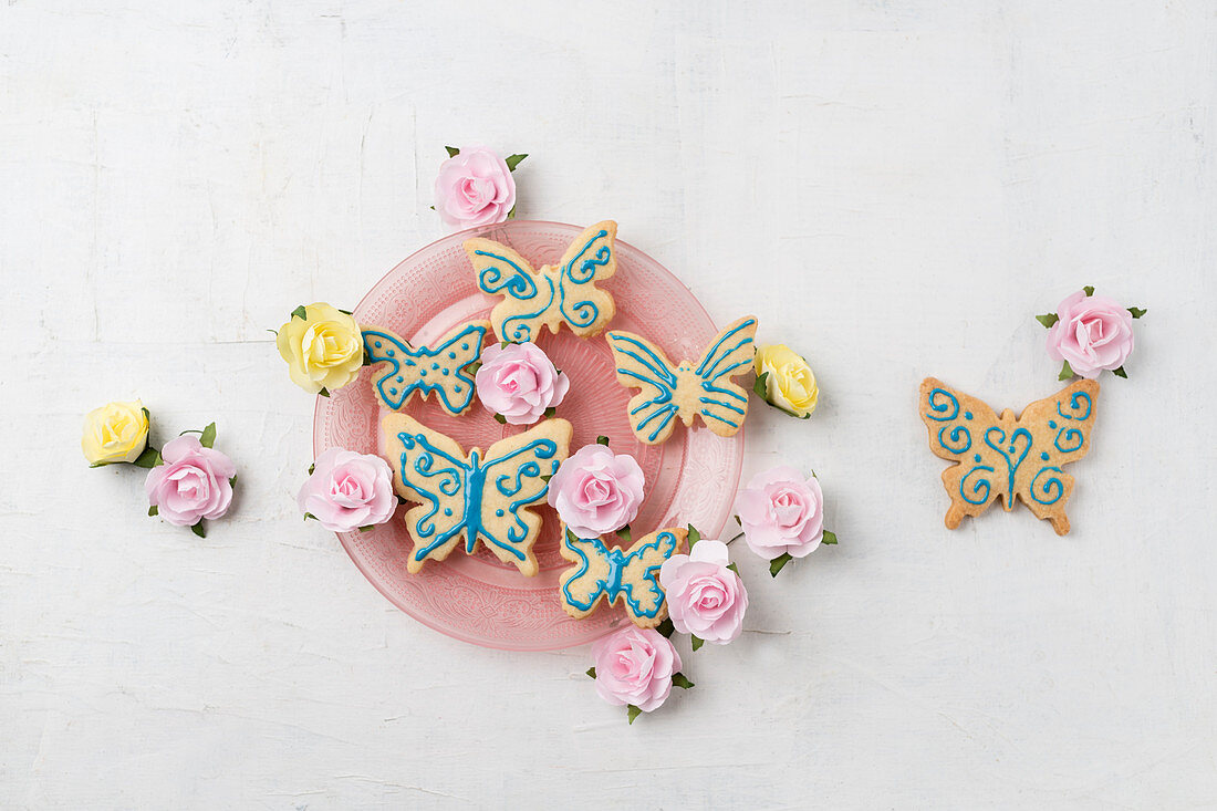 Butterfly biscuits decorated with icing and paper rose