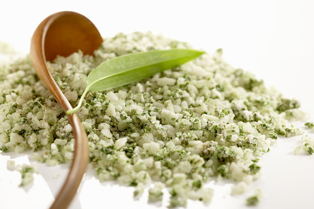 Coarse sea salt with wild garlic