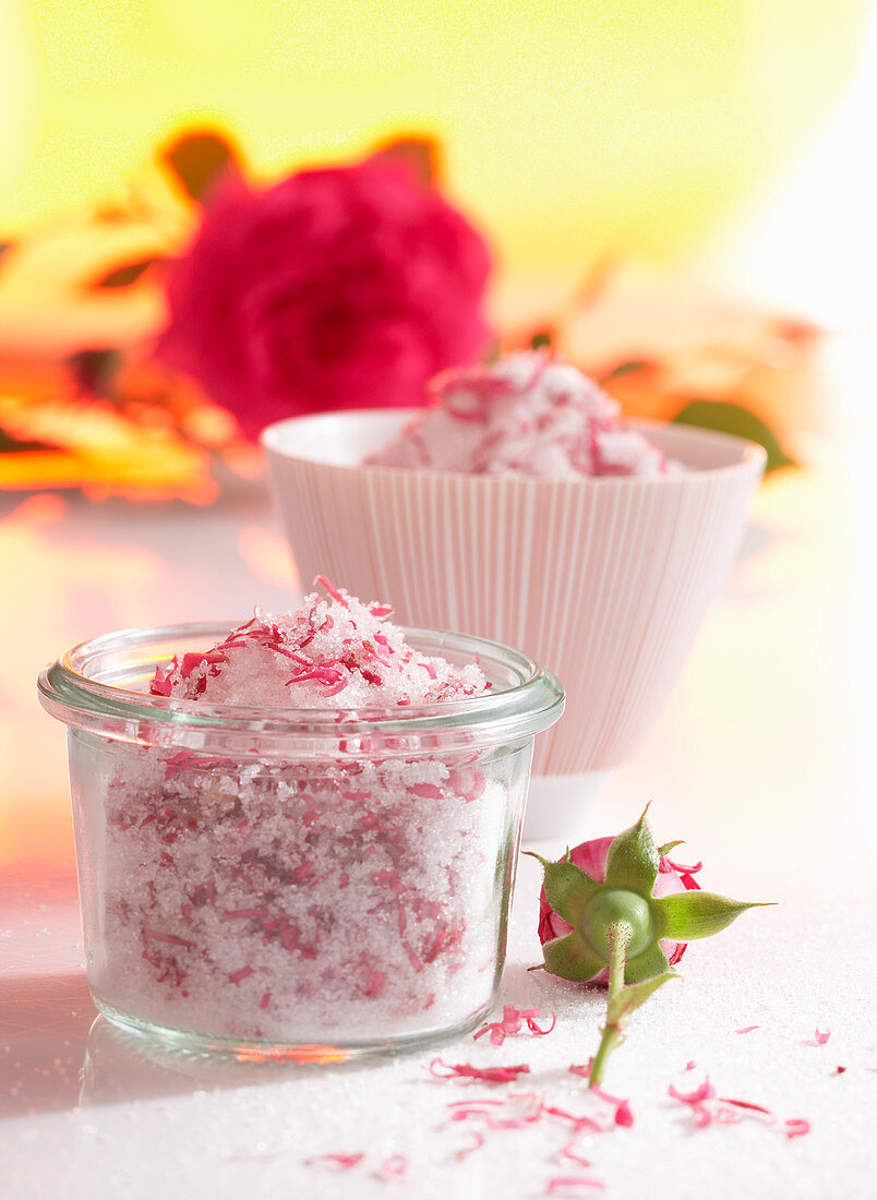 Selbstgemachte Zuckermischung mit frischen Rosenblütenblättern