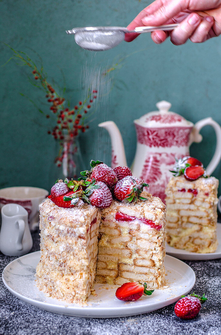 Napoleon-Torte mit Blätterteig, Vanillepudding, Erdbeeren und Puderzucker