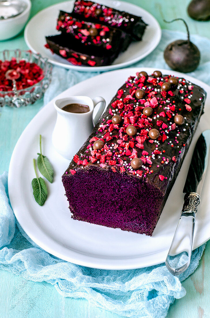 Schokoladen-Rote-Bete-Kuchen mit Schokoglasur, gefriergetrockneten Erdbeeren und Schokoladendragees