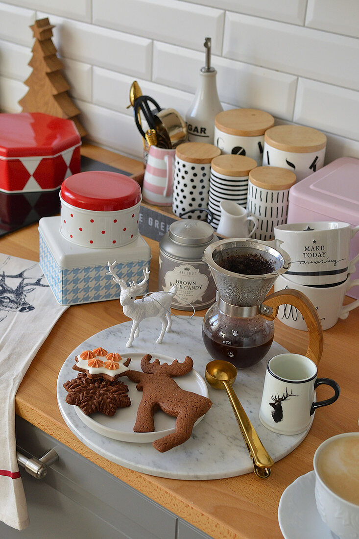 Kaffee und Lebkuchenkekse in der weihnachtlichen Küche