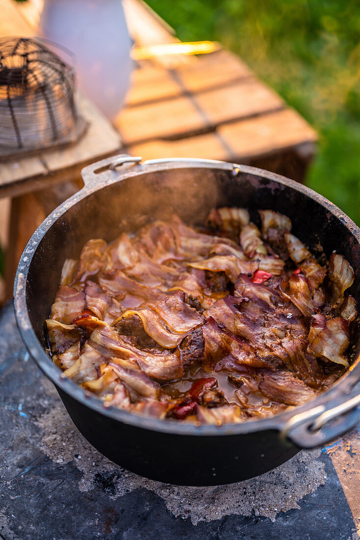 Geschmortes Schichtfleisch mit Bacon, Zwiebeln und Paprika im Dutch Oven