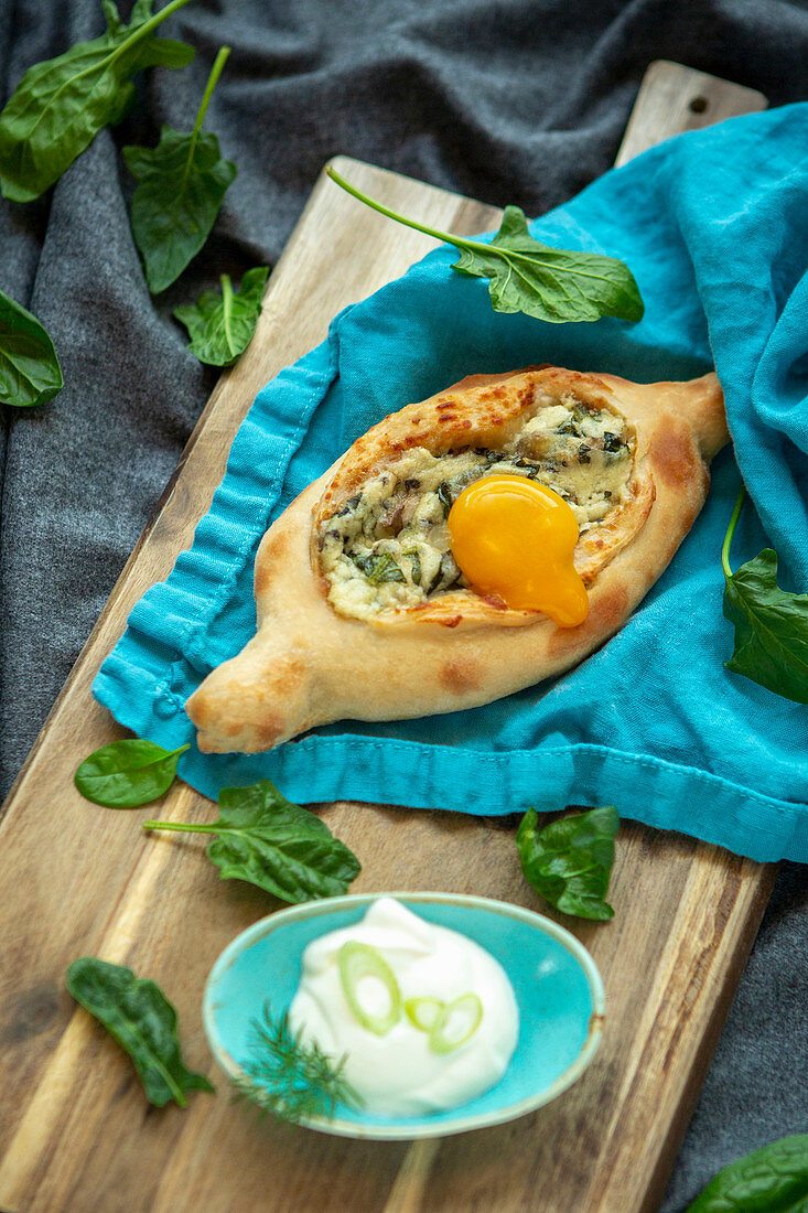 Khachapuri mit Spinat und Ei