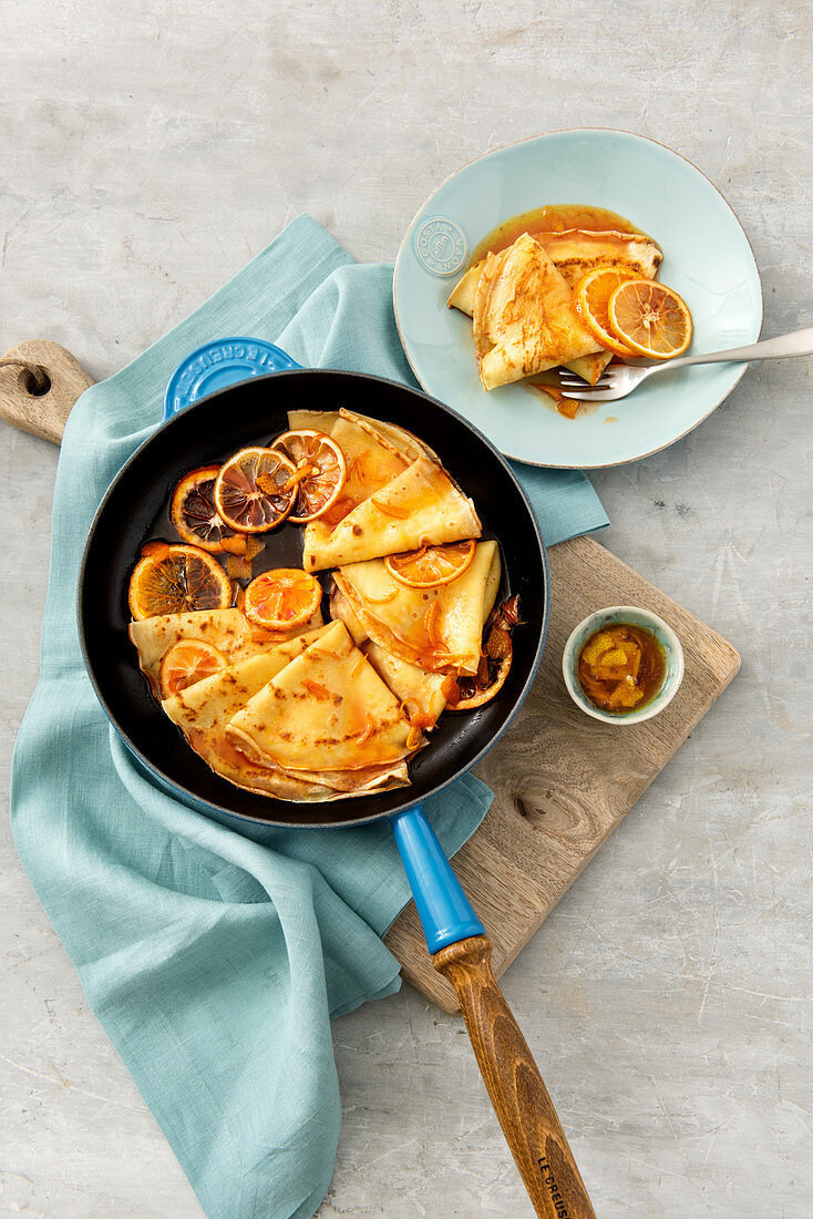 Crepe Suzette (Pfannkuchen mit Orangenlikör-Orangensaft-Sauce, Frankreich)