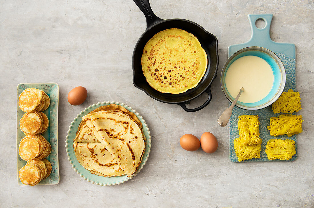 Pfannkuchen-Stilleben mit Crepes, Blinis und malayischen Roti jala