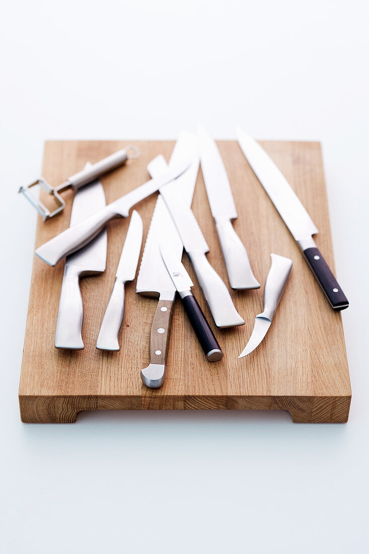Verschiedene Messer auf Holzschneidebrett