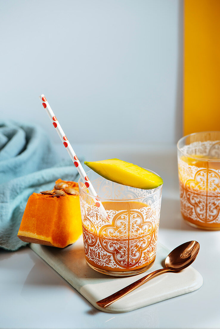Mango-Kürbis-Smoothie in Gläsern