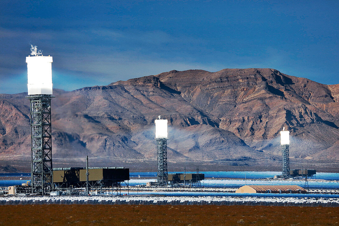 Solar power generation tower, Ivanpah solar plant, USA