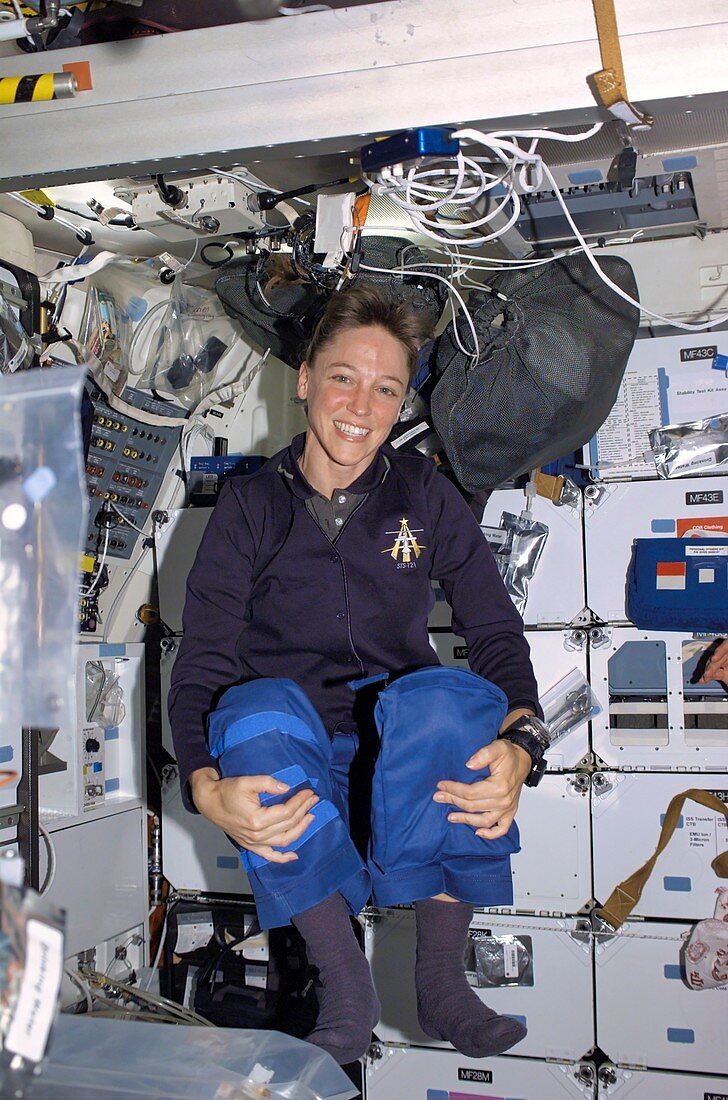 Astronaut Lisa M. Nowak in zero gravity, 2006