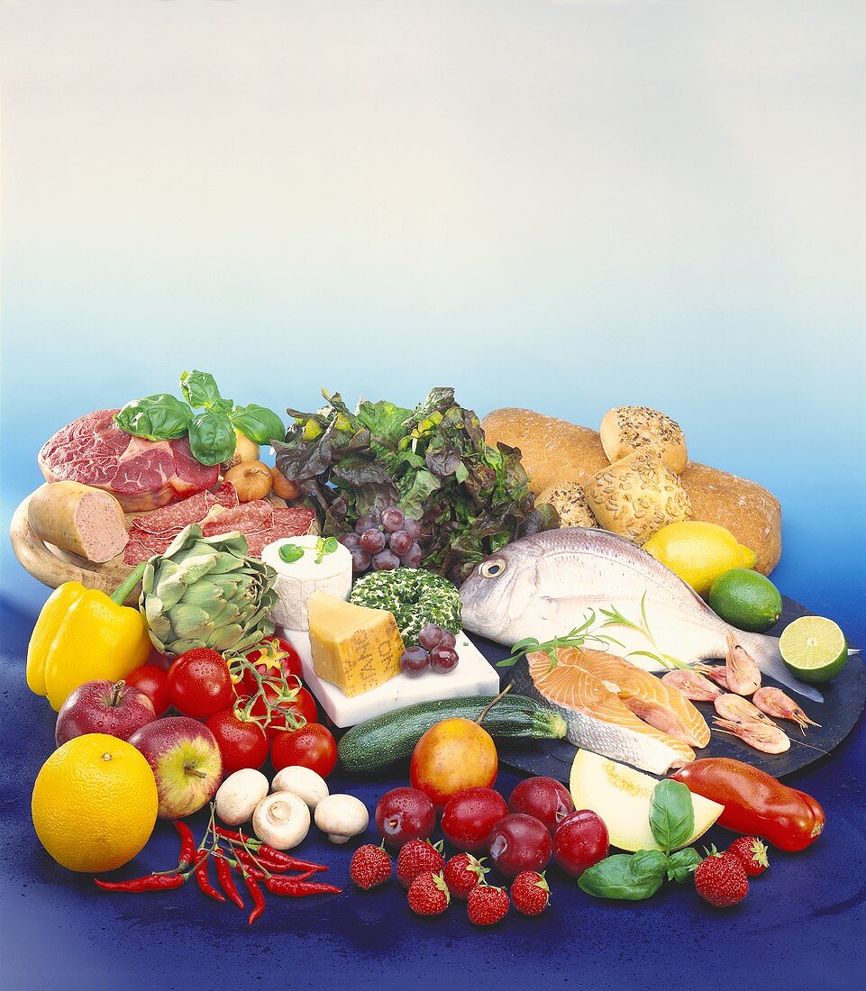 Stillleben mit Obst,Gemüse,Fleisch,Wurst,Käse,Fisch & Brot