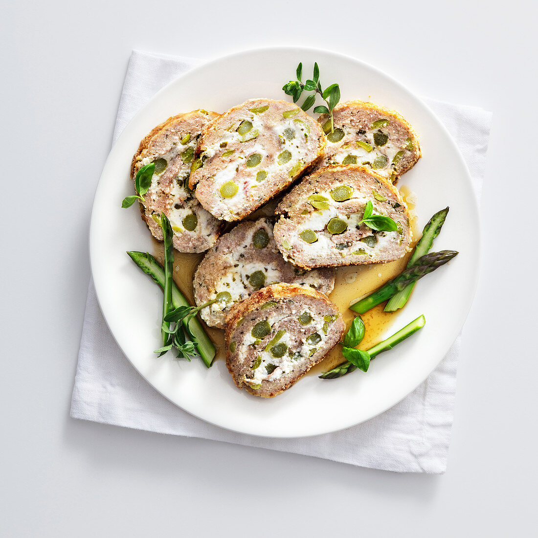 Kalbshackbraten mit Saubohnen und grünem Spargel