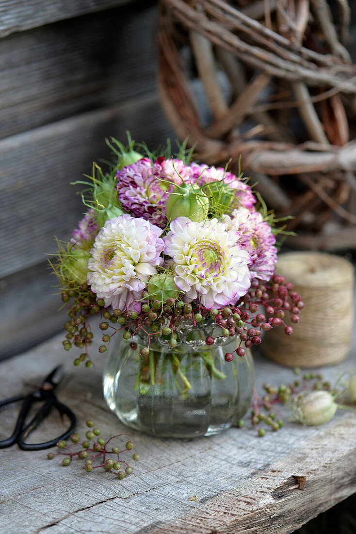 Strauß aus Chrysanthemen, Holunderbeeren und Jungfer im Grünen