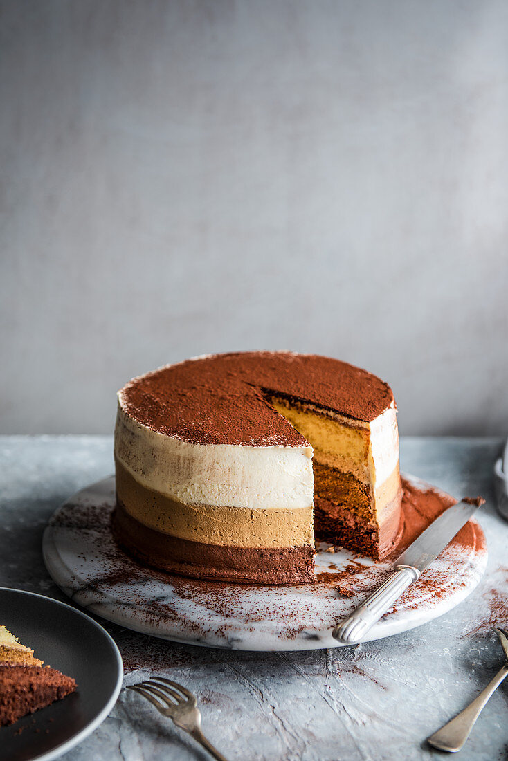 Geschichteter Biskuitkuchen mit Schokolade, Kaffee und Vanille