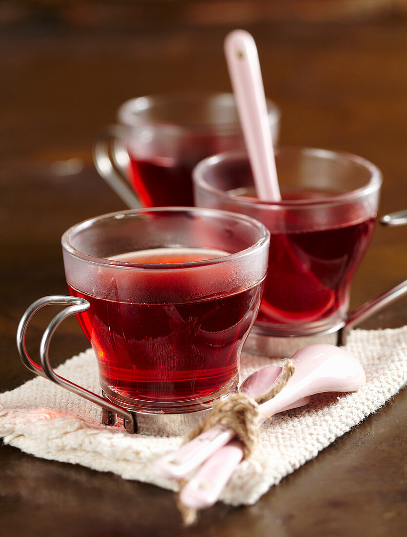 Rooibos-Tee mit selbstgemachtem Rotweinsirup