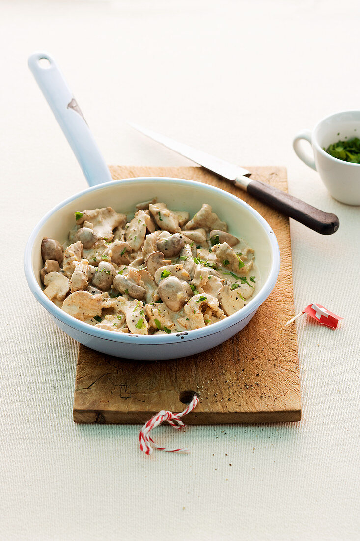 Züricher Geschnetzeltes (veal ragout in a creamy sauce originating from Zurich)