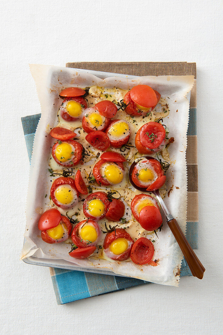 Tomaten mit Wachtelei und Thymian aus dem Ofen