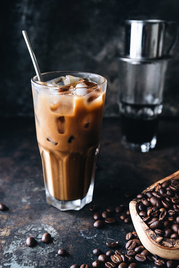 Eiskaffee und Kaffeebohnen