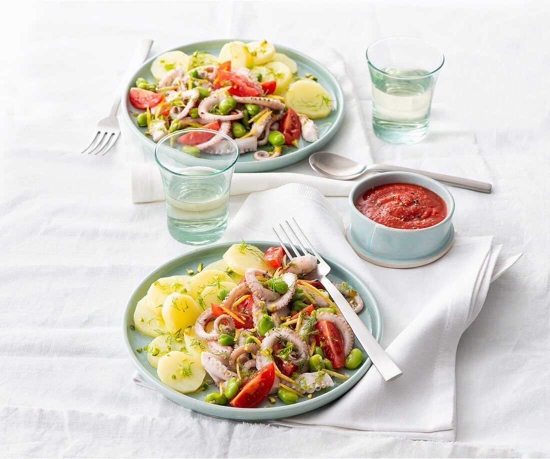 Tintenfisch mit Saubohnen, Pistazien und kalter Tomatensauce