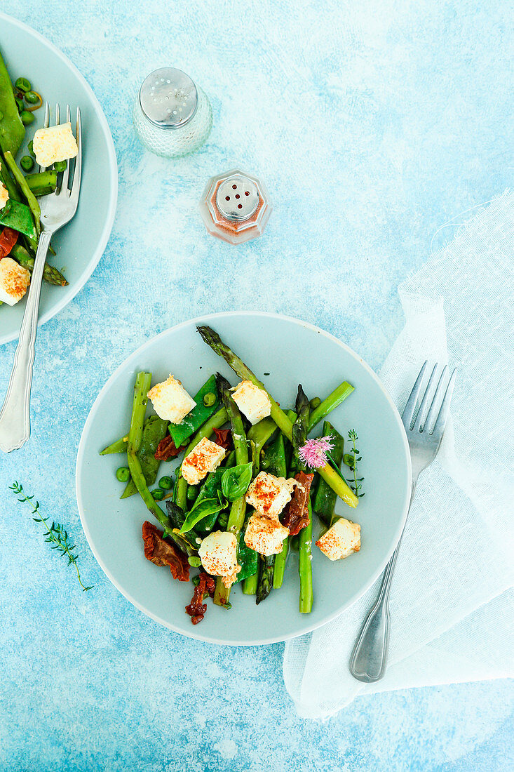 Spargelsalat mit Erbsen, grünen Bohnen, Thymian, Schnittlauch, getrockneten Tomaten und Paprika-Feta